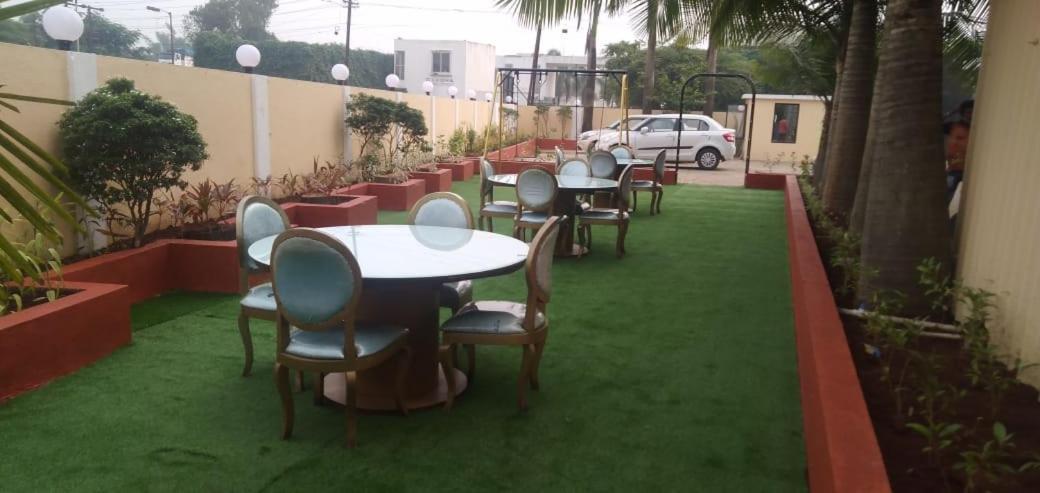 Hotel Aristro Lonavala Buitenkant foto