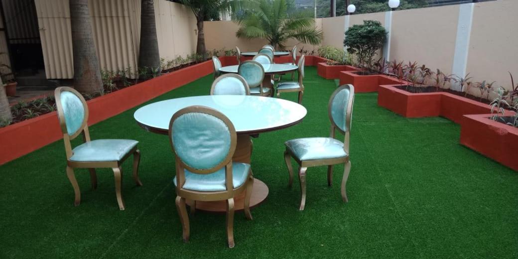 Hotel Aristro Lonavala Buitenkant foto