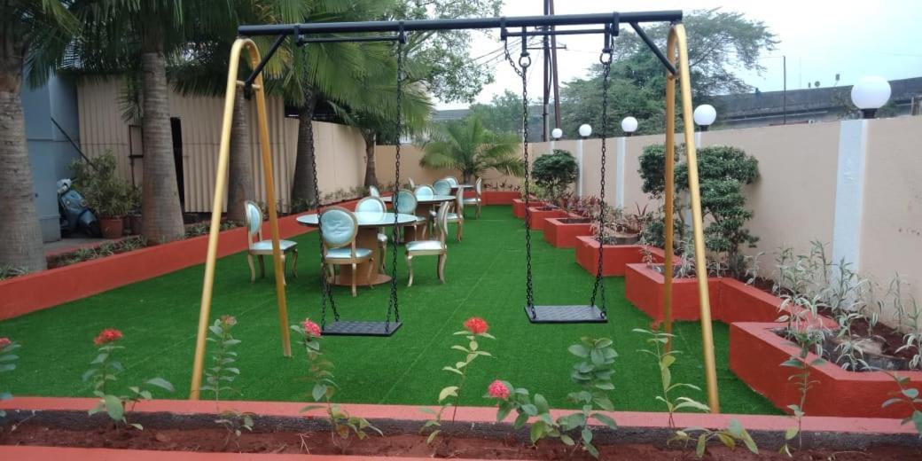 Hotel Aristro Lonavala Buitenkant foto