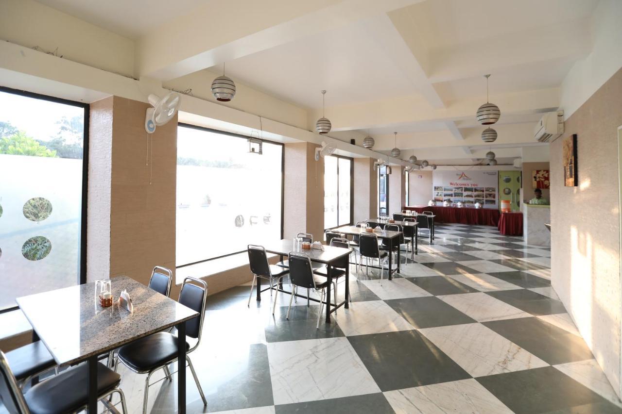 Hotel Aristro Lonavala Buitenkant foto