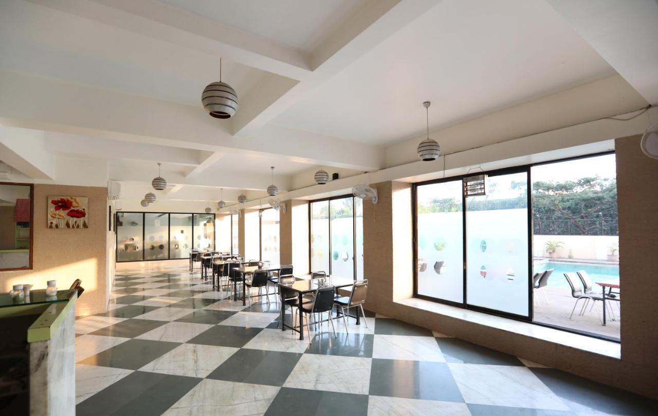 Hotel Aristro Lonavala Buitenkant foto