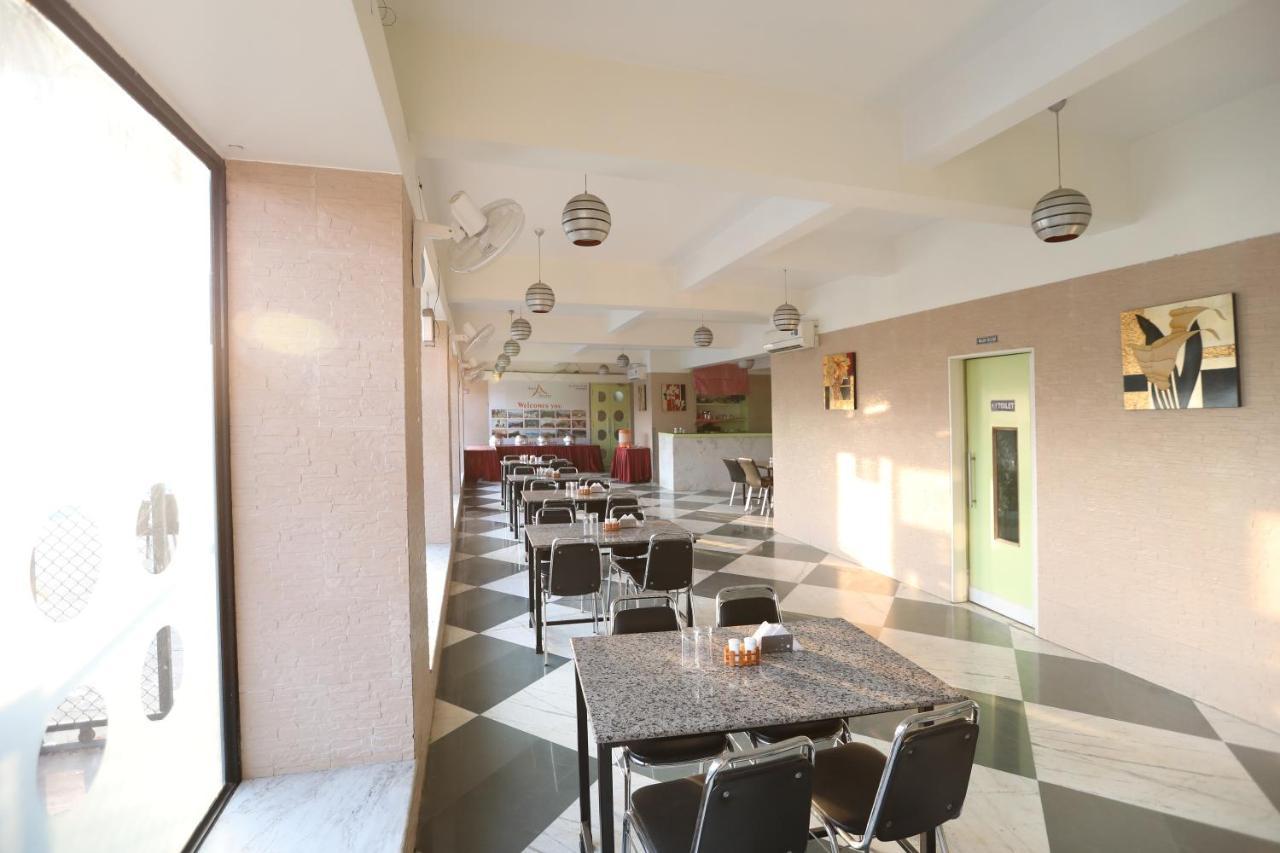 Hotel Aristro Lonavala Buitenkant foto