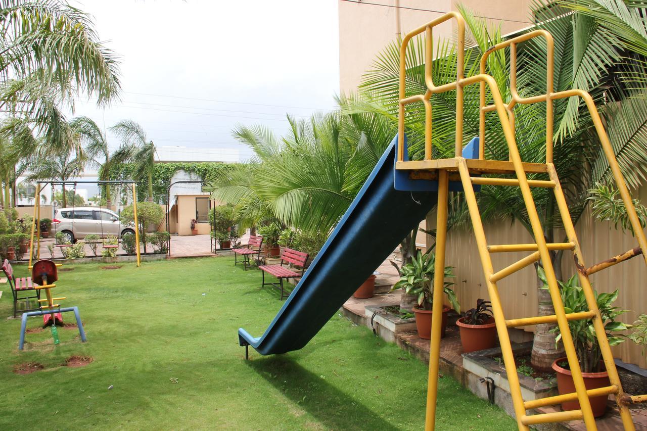 Hotel Aristro Lonavala Buitenkant foto
