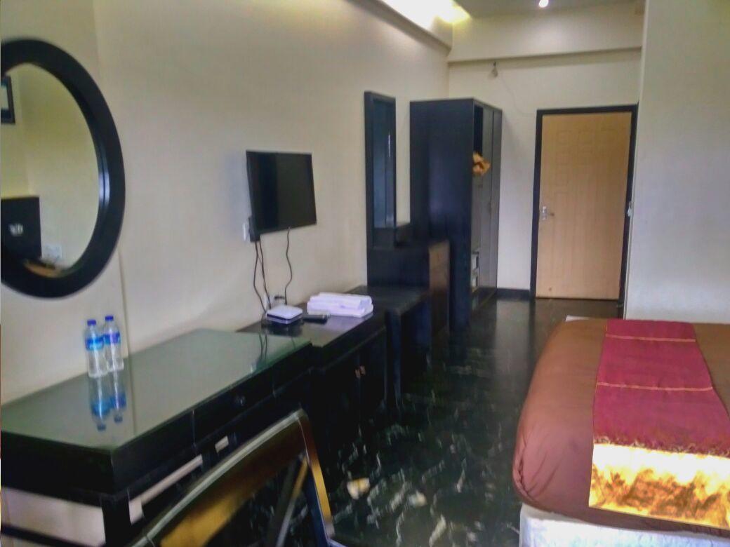 Hotel Aristro Lonavala Buitenkant foto